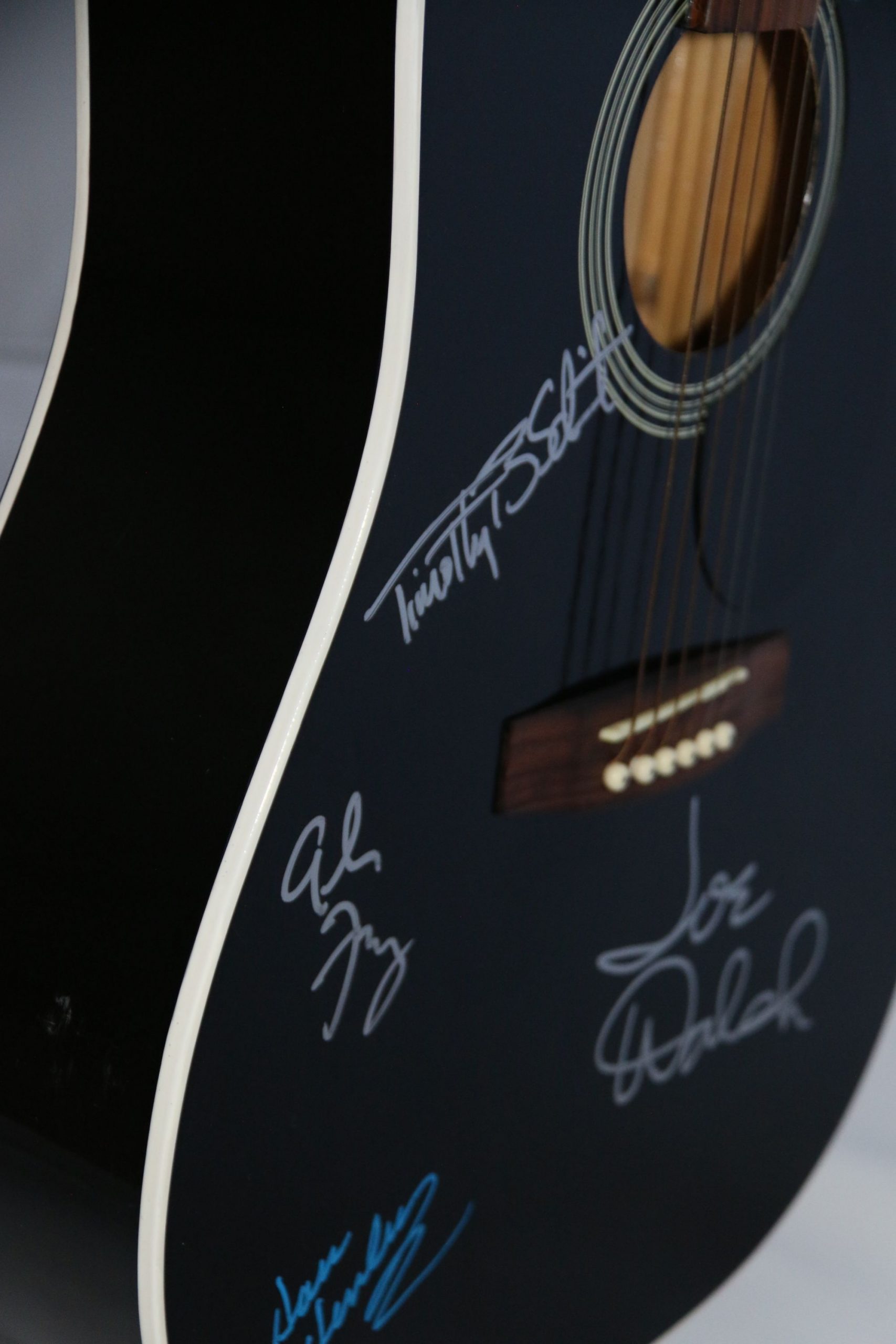 "The Eagles" Hand Signed Acoustic Guitar 1999 - Invaluable Things